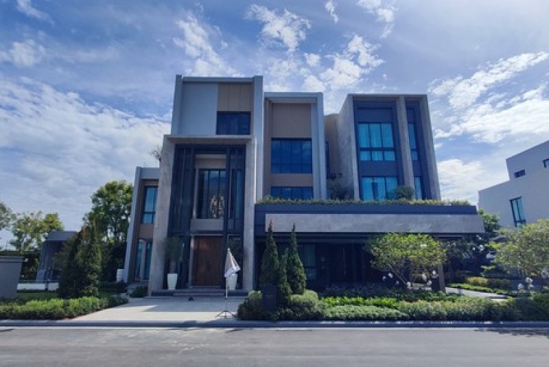 Luxury House For Sale Grand Bangkok Boulevard หรู 3 ชั้น ด่านทับช้างศรีนครินทร-ร่มเกล้า ถนนกรุงเทพกรีฑาพระรามเก้า เนื้อที่เริ่มต้น 593 ตารางเมตร แขวงทับช้าง เขตสะพานสูง กรุงเทพมหานคร 10250