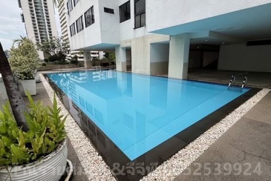 Baan-Prompong-condo-sale-Sukhumvit-39-swimming-pool